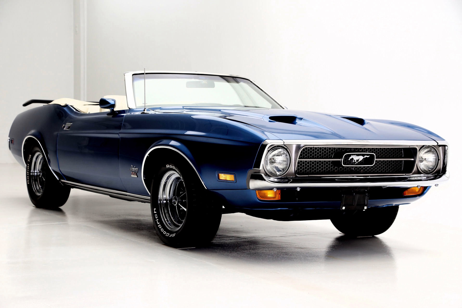 1972 Ford Mustang Convertible Q Code 351C White int.